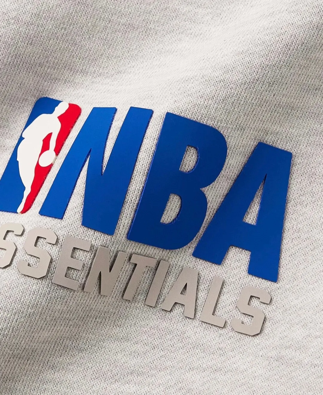 130 ESSENTIALS co-branded NBA All-Star velvet straight-leg trousers for men and women. Same Style: If you are a person who pursues trends and loves basketball culture, then this FEAR OF GOD FOG multi-line ESSENTIALS co-branded NBA All-Star velvet straight-leg trousers is definitely your best choice. It is not only a pair of pants, but also an attitude, an expression of love for basketball, and a pursuit of trendy life. The shape of these trousers is unparalleled. The straight cut is neat and elegant. It doesn't matter your figure. No matter you are tall, slender or strong and stylish, you can easily control it. Put it on, and you will instantly have straight and long legs, and an aura of 2.8 meters. From the streets of bustling cities to the hormonal sidelines of basketball courts, it is a fashionable tool for you to express your personality. In the choice of fabrics, the brand's consistent high quality is continued. The design with velvet lining can protect you from the cold wind in spring and autumn. It seems to have a warm barrier that isolates the cold from the outside, allowing you to enjoy the trend while keeping your body warm and comfortable. The outer material is crisp and stylish, not easily deformed, and can still maintain good texture after repeated wear and washing. It is a trendy item that can withstand the test of time. Meteorite black, light fog gray: S M L